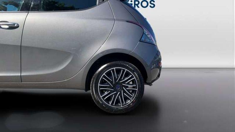 Lancia Ypsilon 1.0 FireFly Hybrid Silver