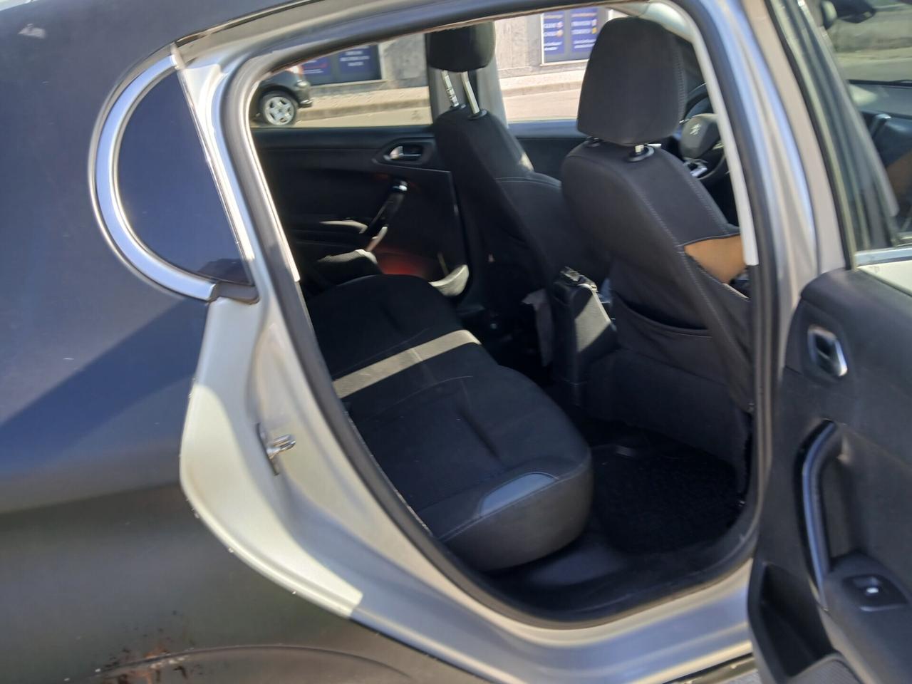Peugeot 208 1.4 HDi 68 CV 5 porte Allure