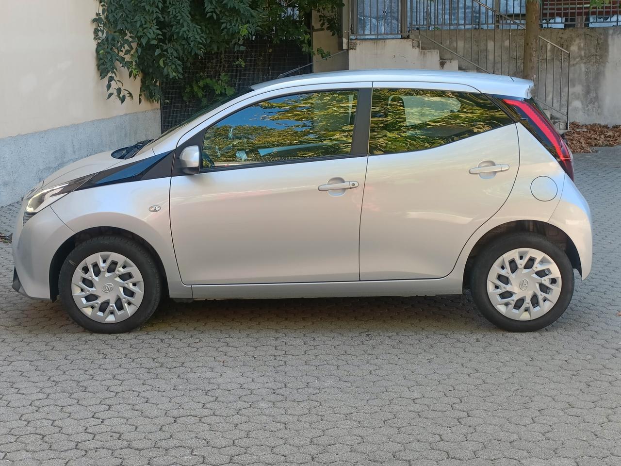 Toyota Aygo Connect 1.0 VVT-i 72 CV 5 porte x-play