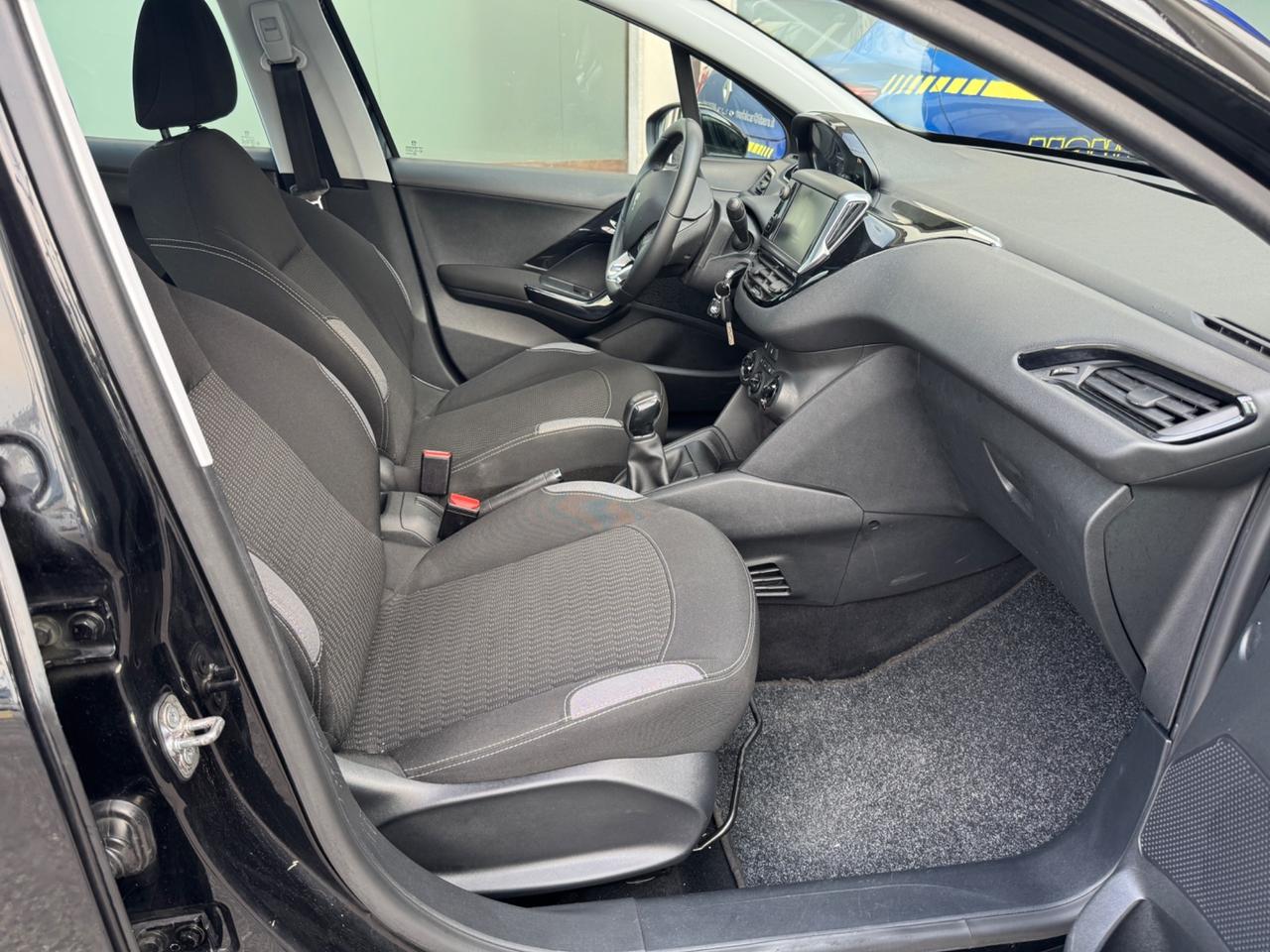 Peugeot 208 2015 5 porte neopatentati