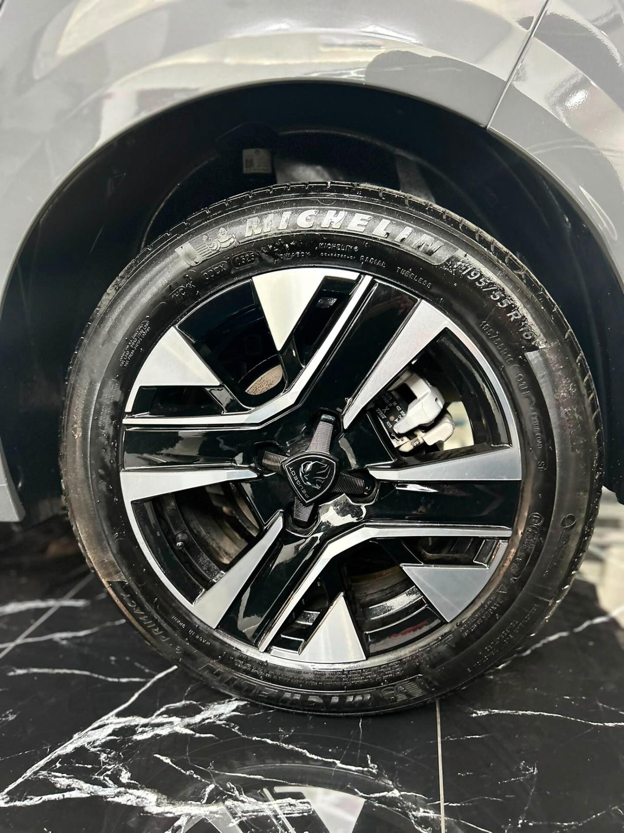 Peugeot 208 Hybrid Benzina 136 e-DCS6 Allure