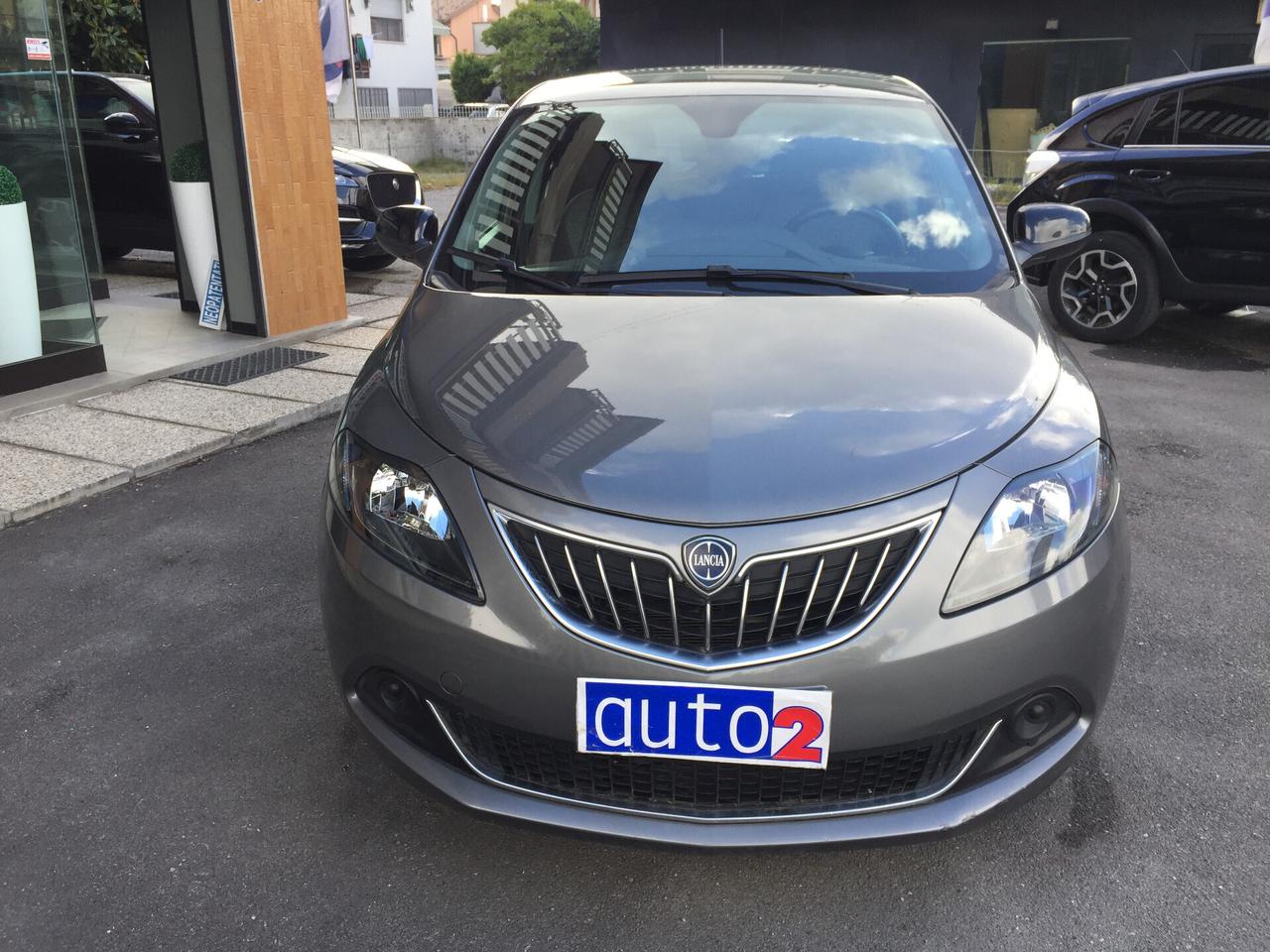 Lancia Ypsilon 1.0 FIREFLY ECOCHIC S&S HYBRID 5P. SILVER X NEOPATENTATI