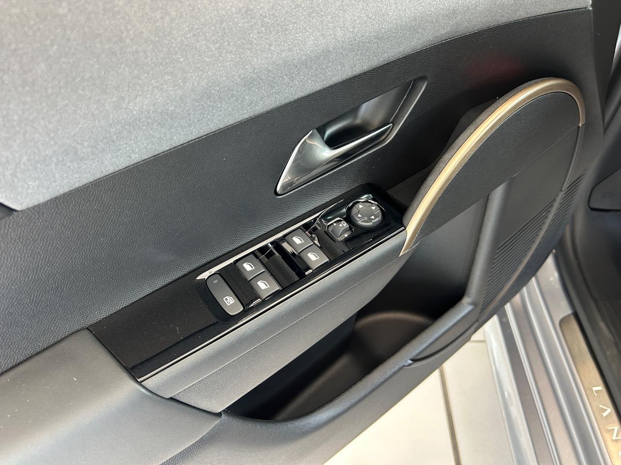 Lancia Ypsilon Hybrid e-DCT LX Neopatentati