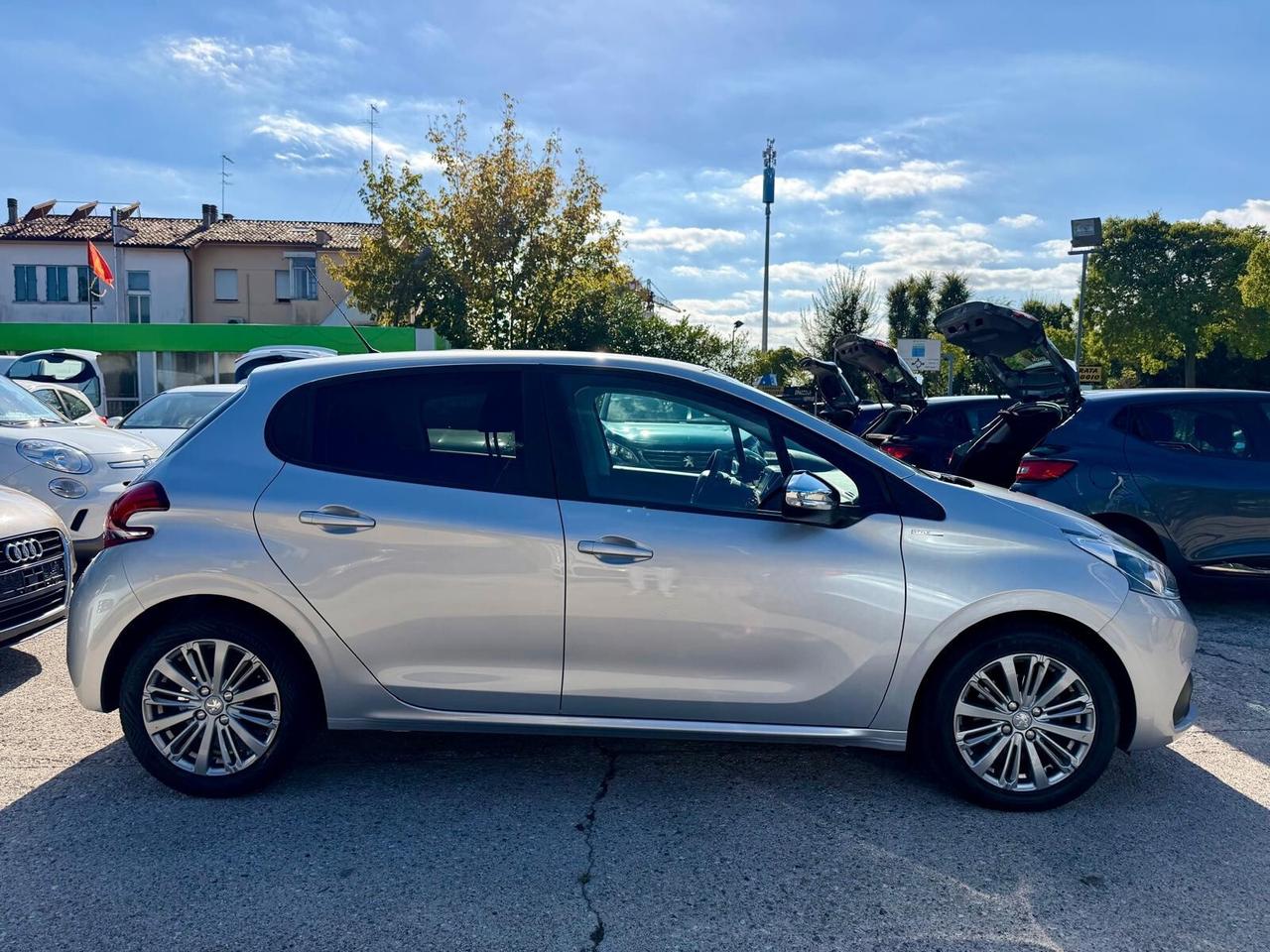 Peugeot 208 1.2 benzina neopatentati