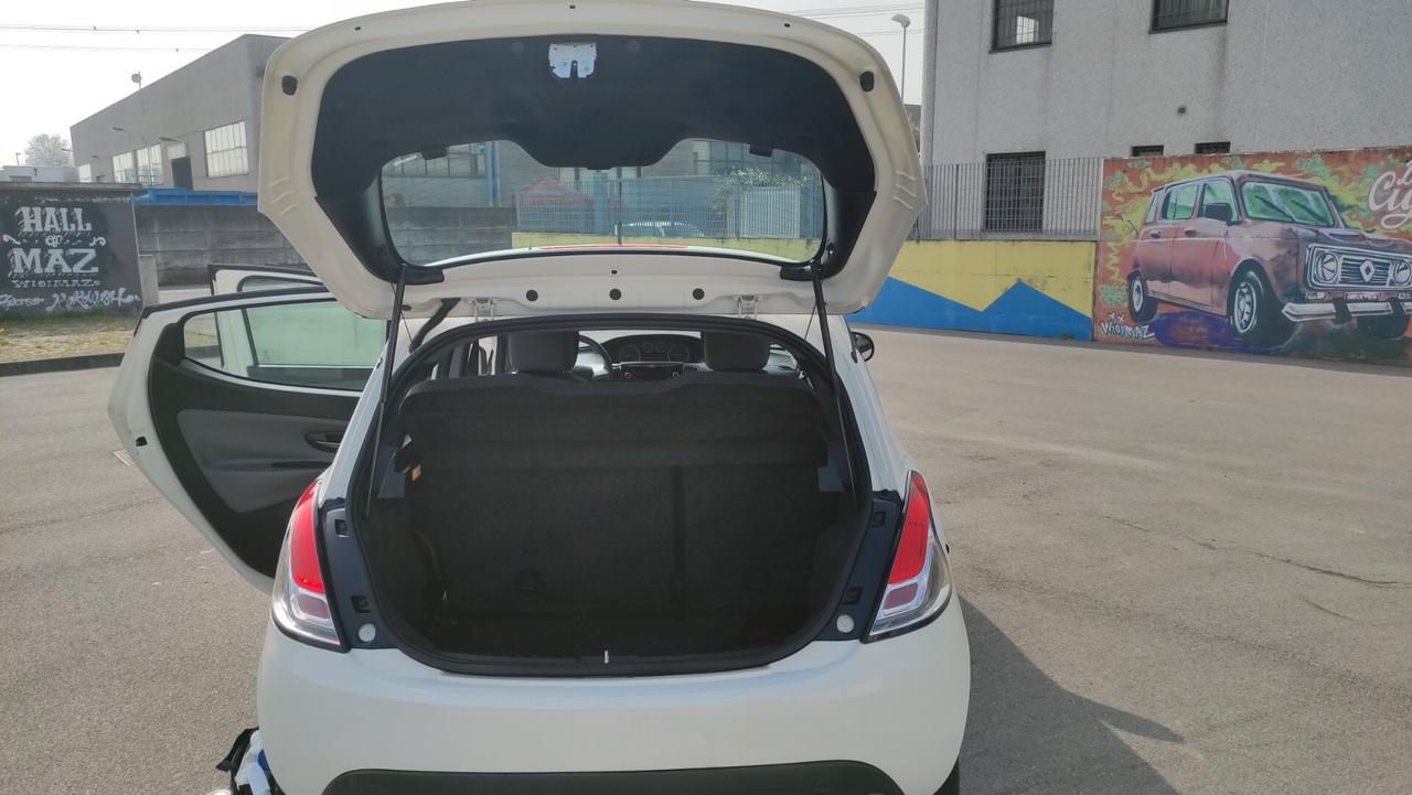 Lancia Ypsilon 1.3 MJT 95CV 5 porte NEOPATENTATI - 2015