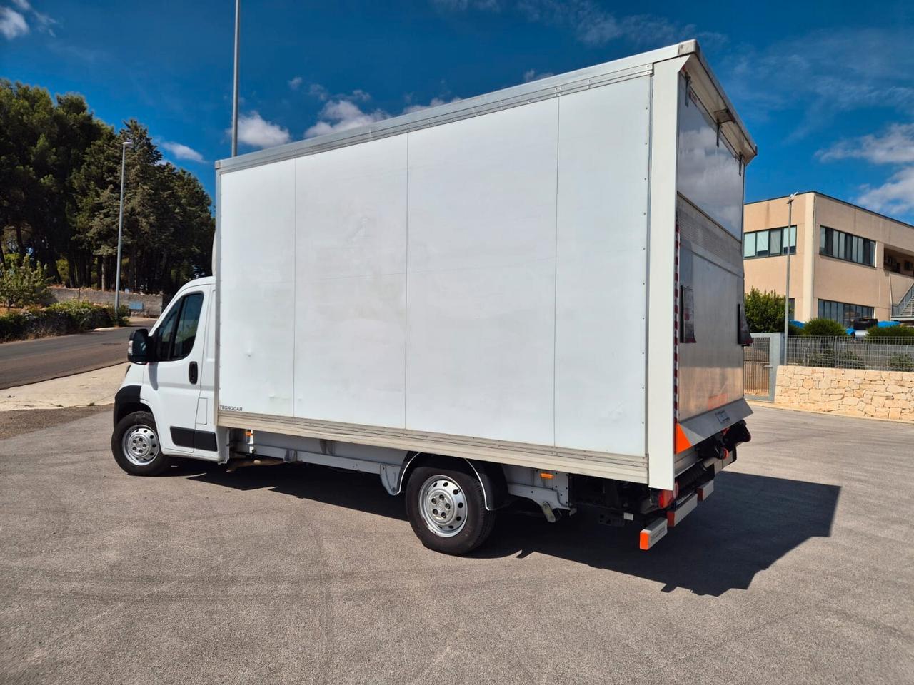 Opel Movano con sponda idraulica