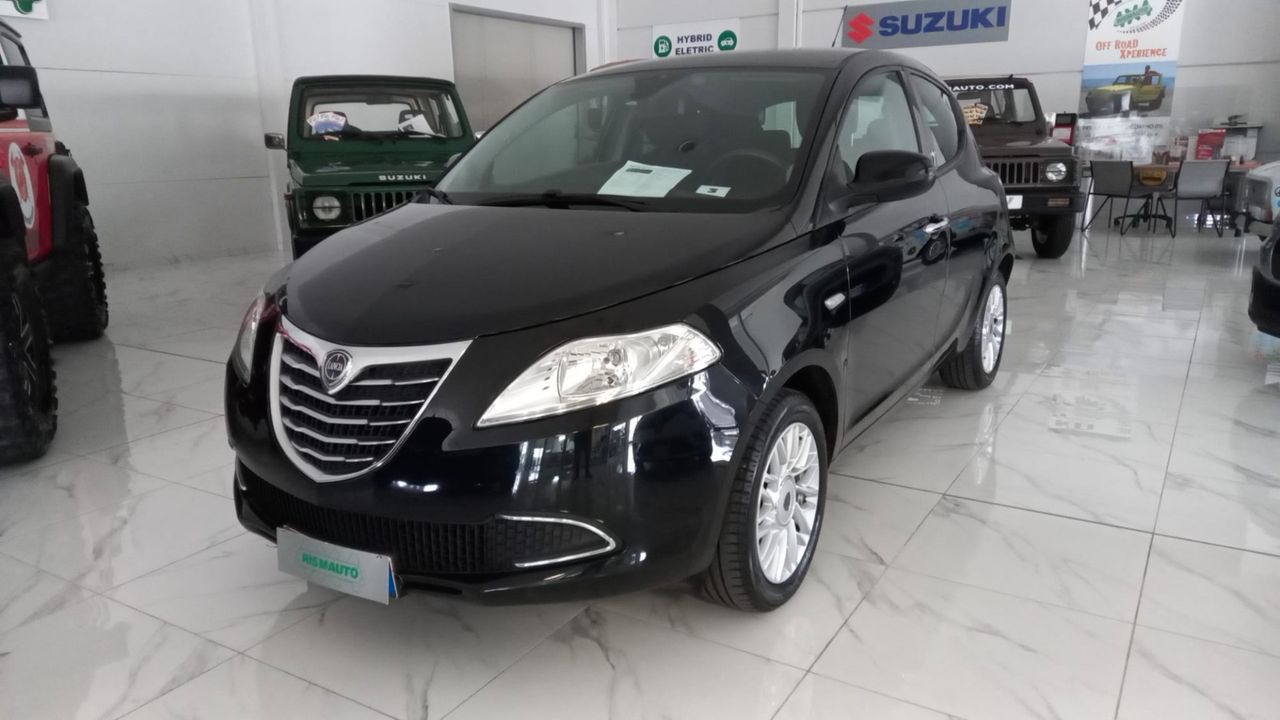 Lancia Ypsilon 1.2 69 CV 5 porte S&amp;S Silver per neo patentati