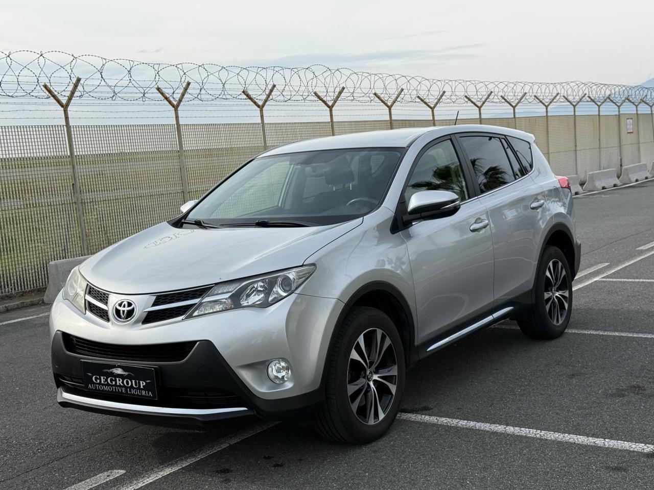 Toyota RAV 4 RAV4 2.0 D-4D 4WD Lounge-4X4-PERMUTABILE