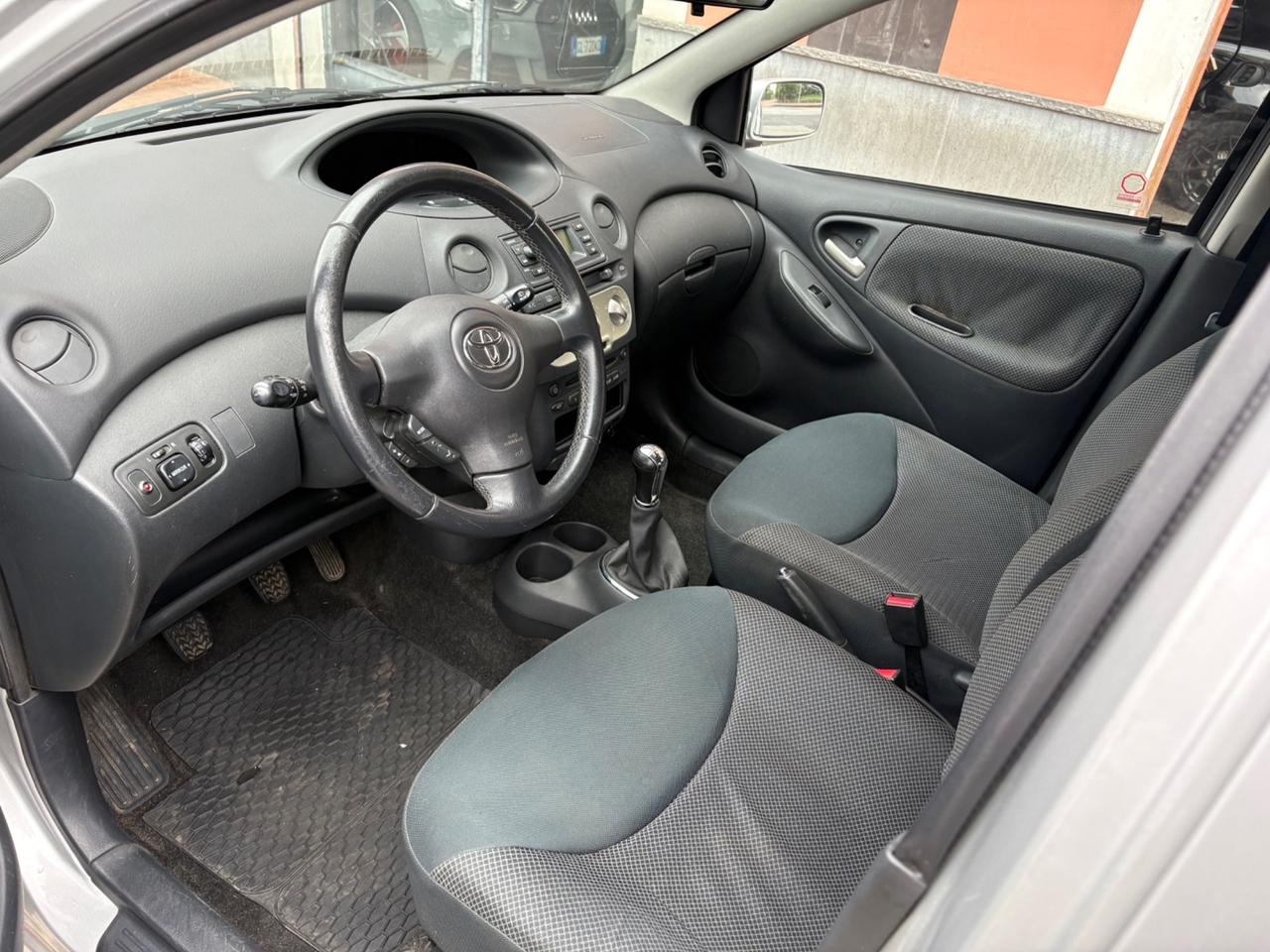 Toyota Yaris 1.3i 16V cat 5 porte Sol