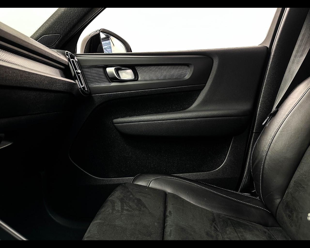 VOLVO XC40 (2017-->) - XC40 T5 Recharge Plug-in Hybrid R-design