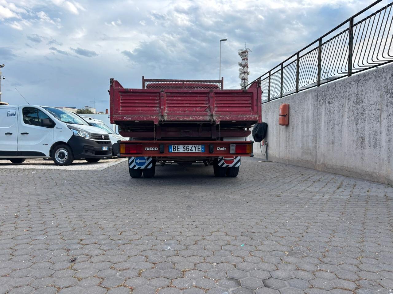 Iveco Daily 35.8 Ribaltabile Trilaterale – Affidabile e Pronto al Lavoro