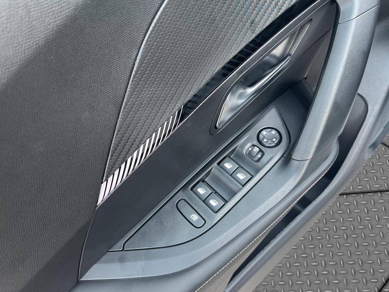Peugeot 2008 Hybrid 145cv Allure automatica 2025