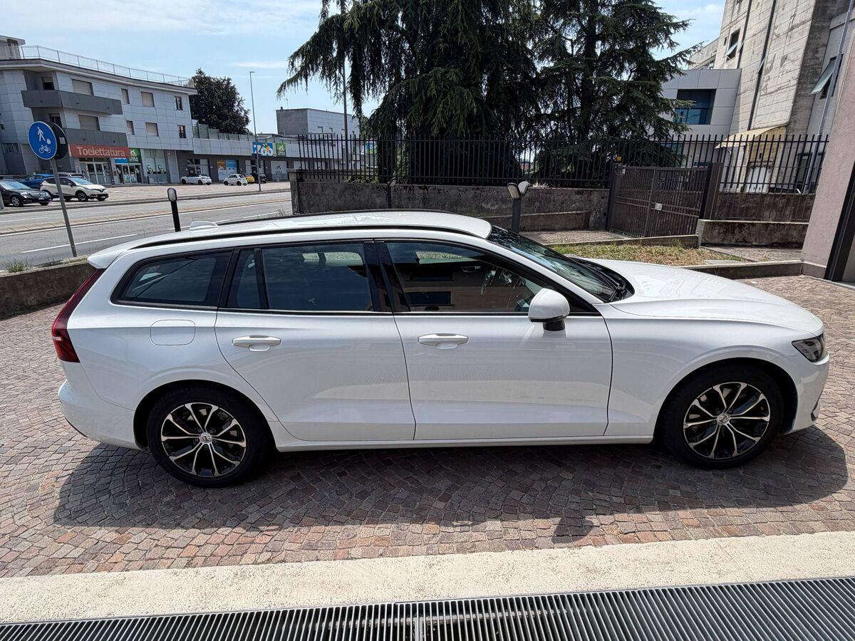 Volvo V60 2.0 b3 Momentum Business auto 8m my21