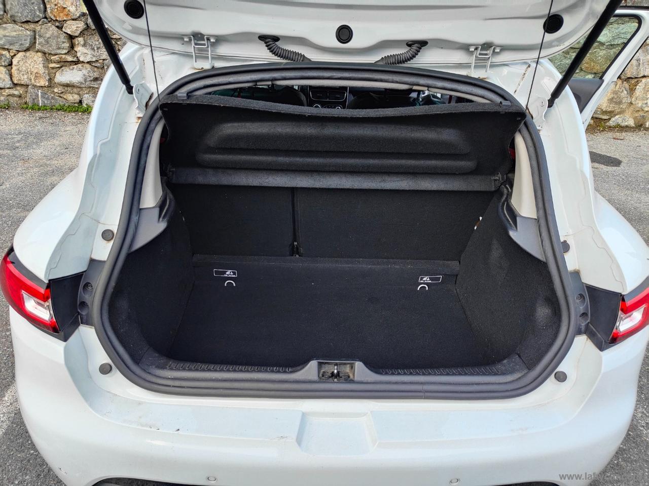 RENAULT Clio TCe 220 EDC R.S. TROPHY Akrapovic + MAXTON