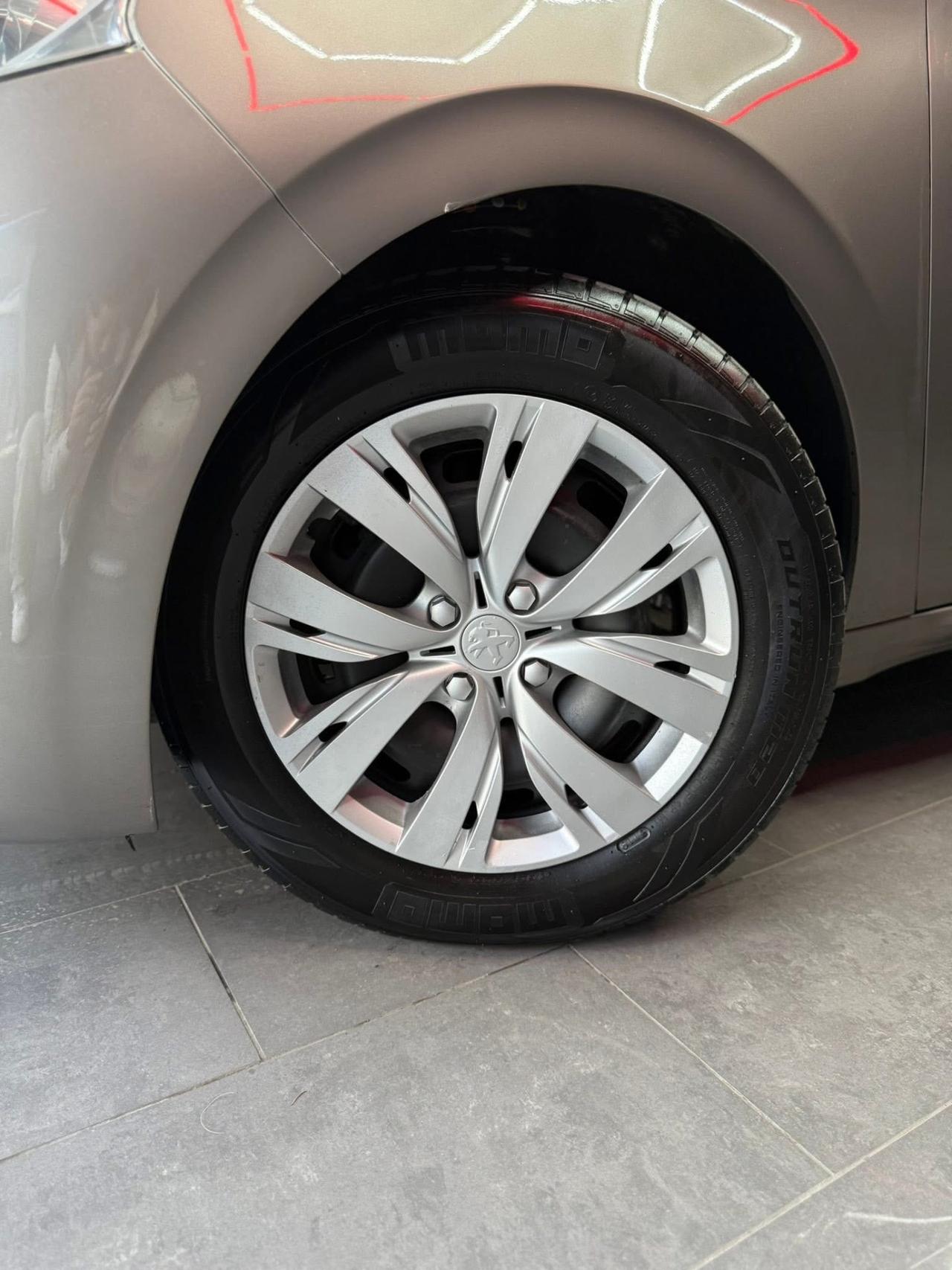 Peugeot 208 1.6 HDi 92 CV Allure 2014