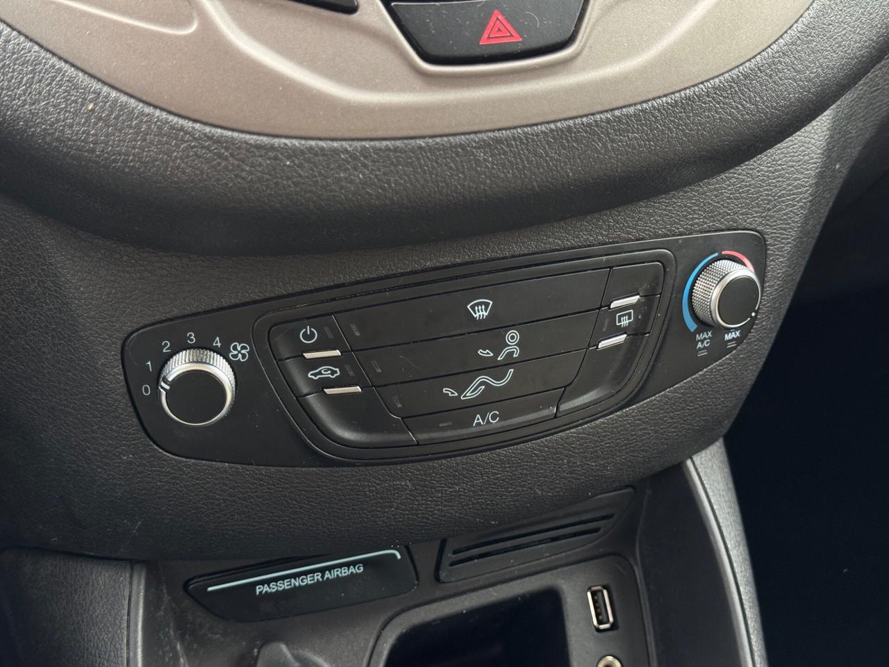 Ford Tourneo Courier Tourneo Courier 1.5 TDCI 75 CV Titanium