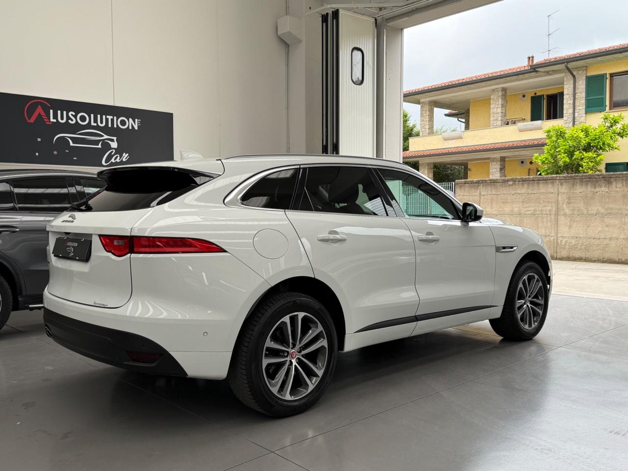 Jaguar F-Pace 2.0 D 180 CV AWD aut. R-Sport