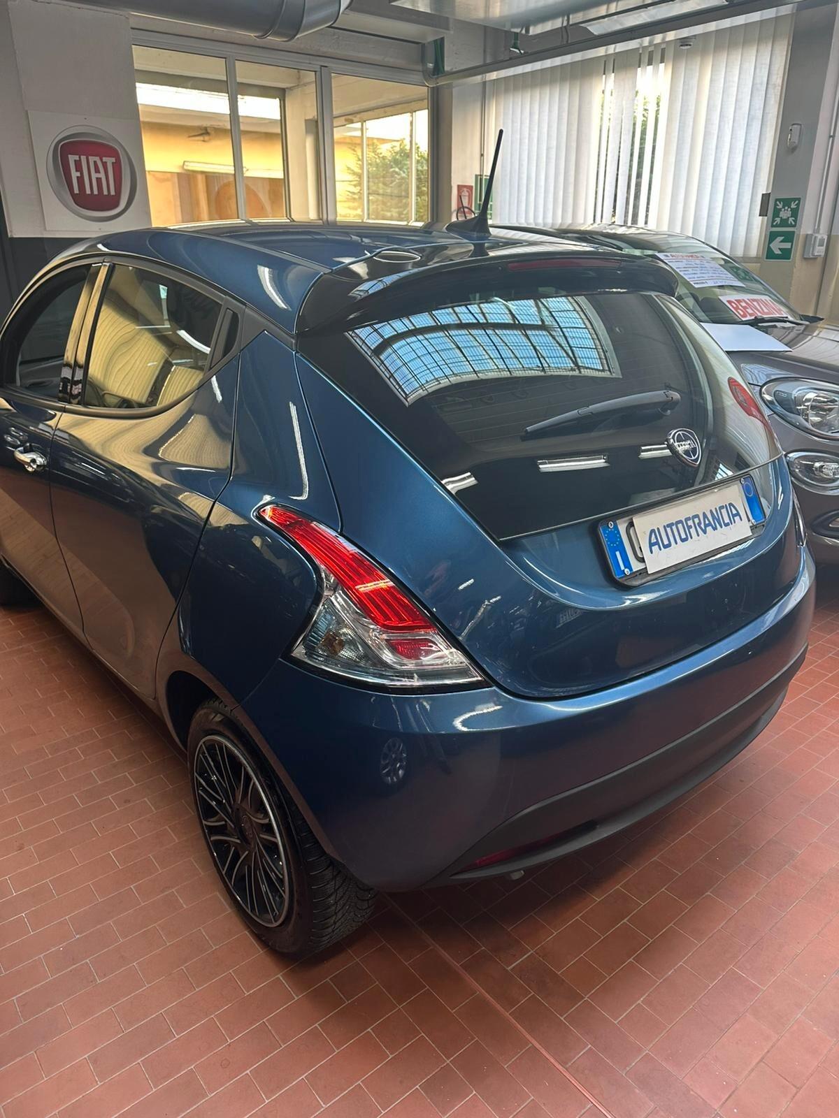 Lancia Ypsilon 1.0 FireFly 5 porte S&S Hybrid Silver