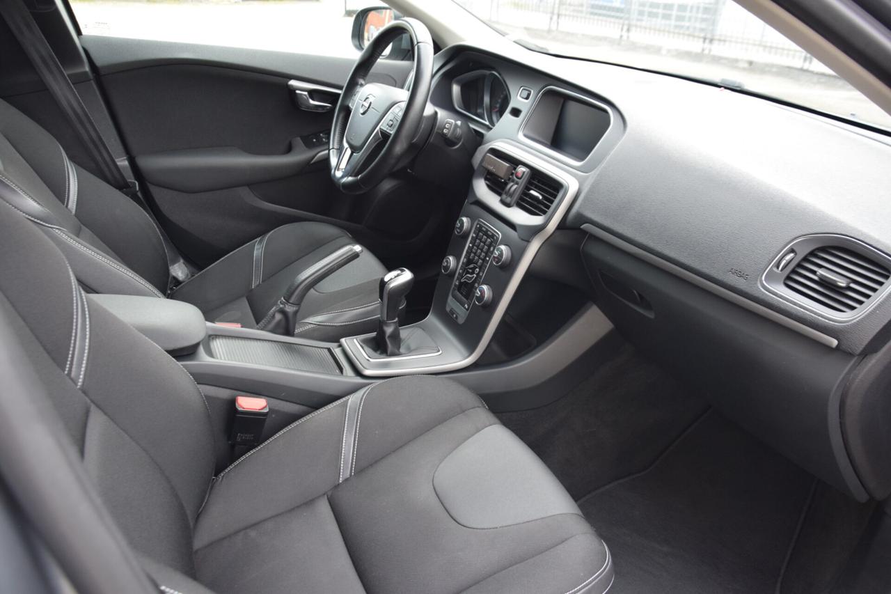 VOLVO V40 (2012-2020) V40 D2 Momentum