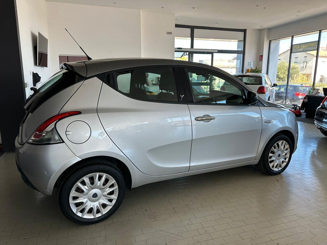 Lancia Ypsilon 1.3 MJT 16V 95 CV 5 porte S&S Platinum NEOPATENTATI
