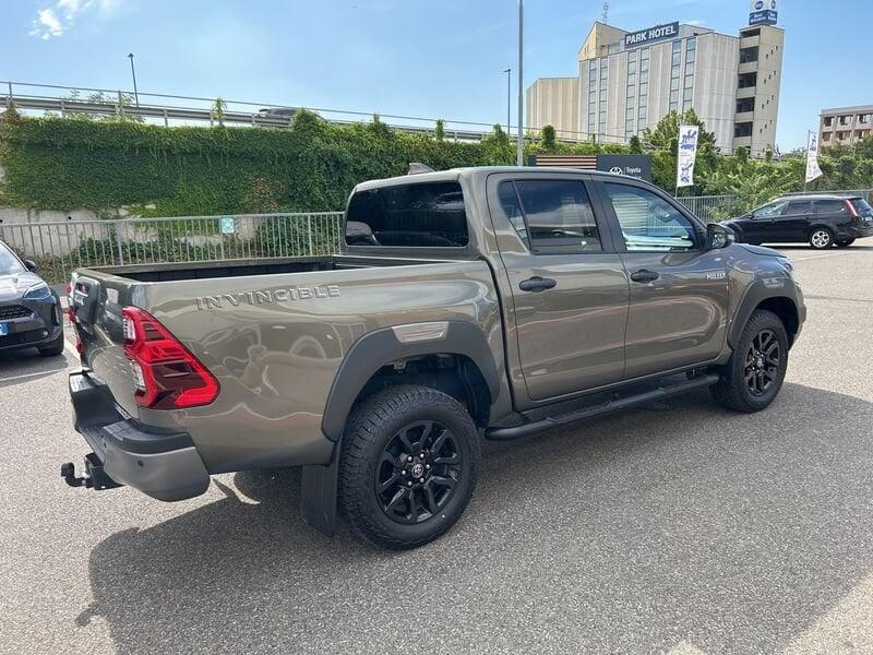 Toyota Hilux 2.4 D-4D A/T 4WD 4 porte Double Cab Invincible IVA ESPOSTA COMPRESA