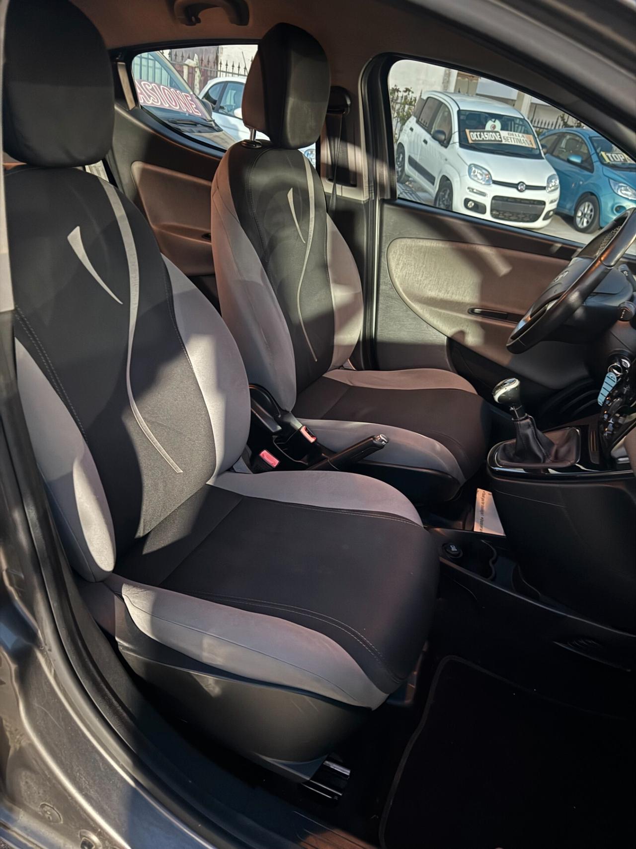 Lancia Ypsilon 1.3 MJT 75 CV Unyca