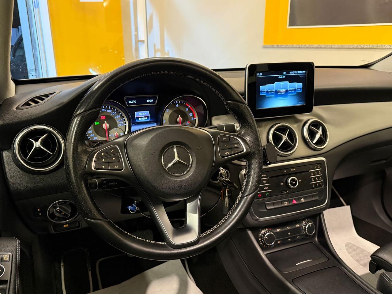 Mercedes-Benz GLA 200 Premium GLA 200 D #8055