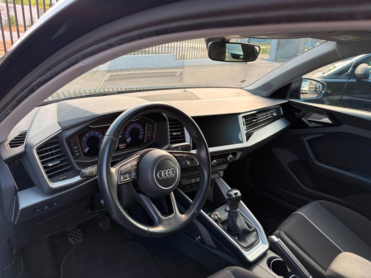 Audi A1 citycarver 30 TFSI Identity Contrast