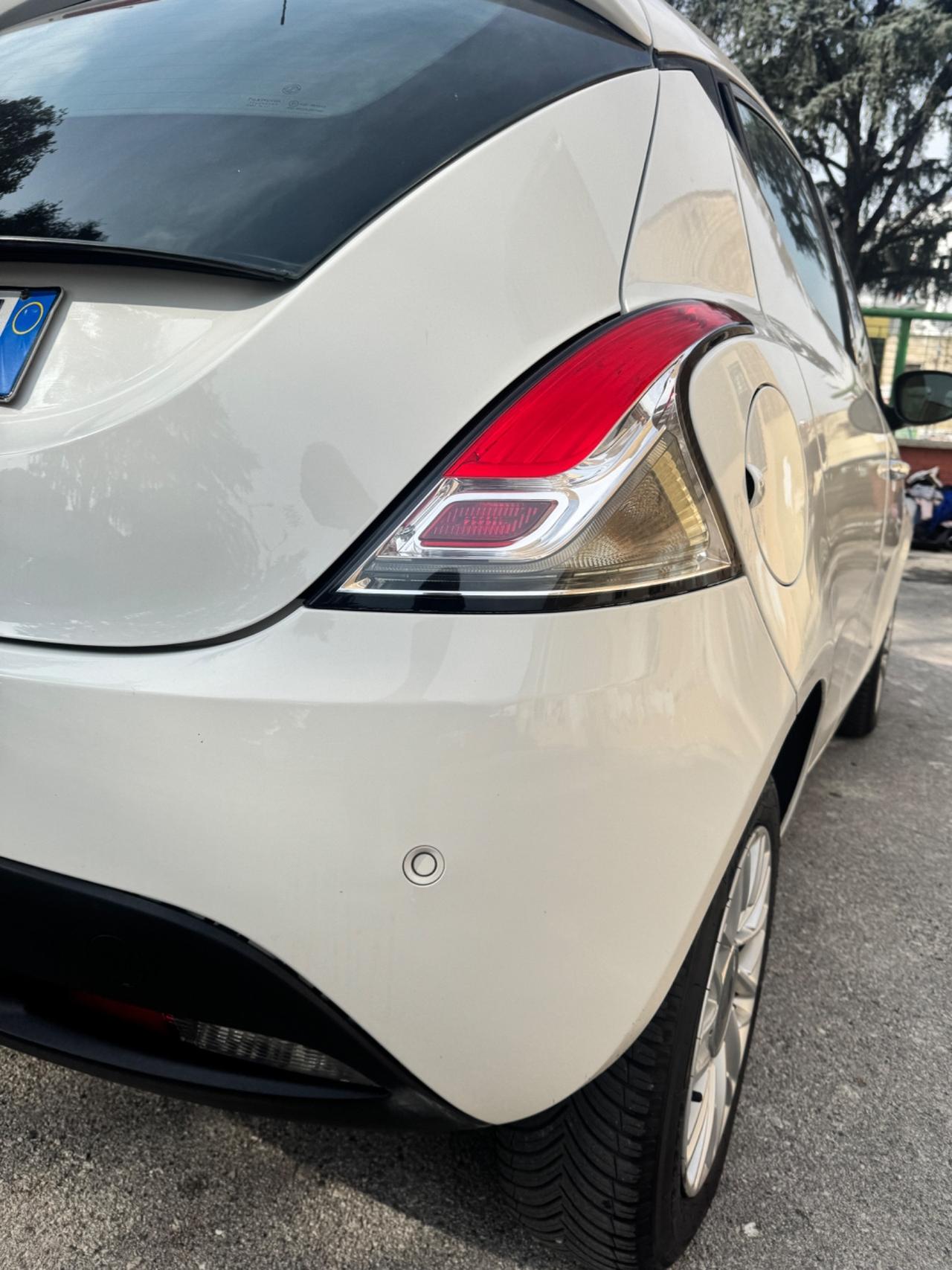 Lancia Ypsilon 0.9 TwinAir 85 CV 5 porte Metano Ecochic