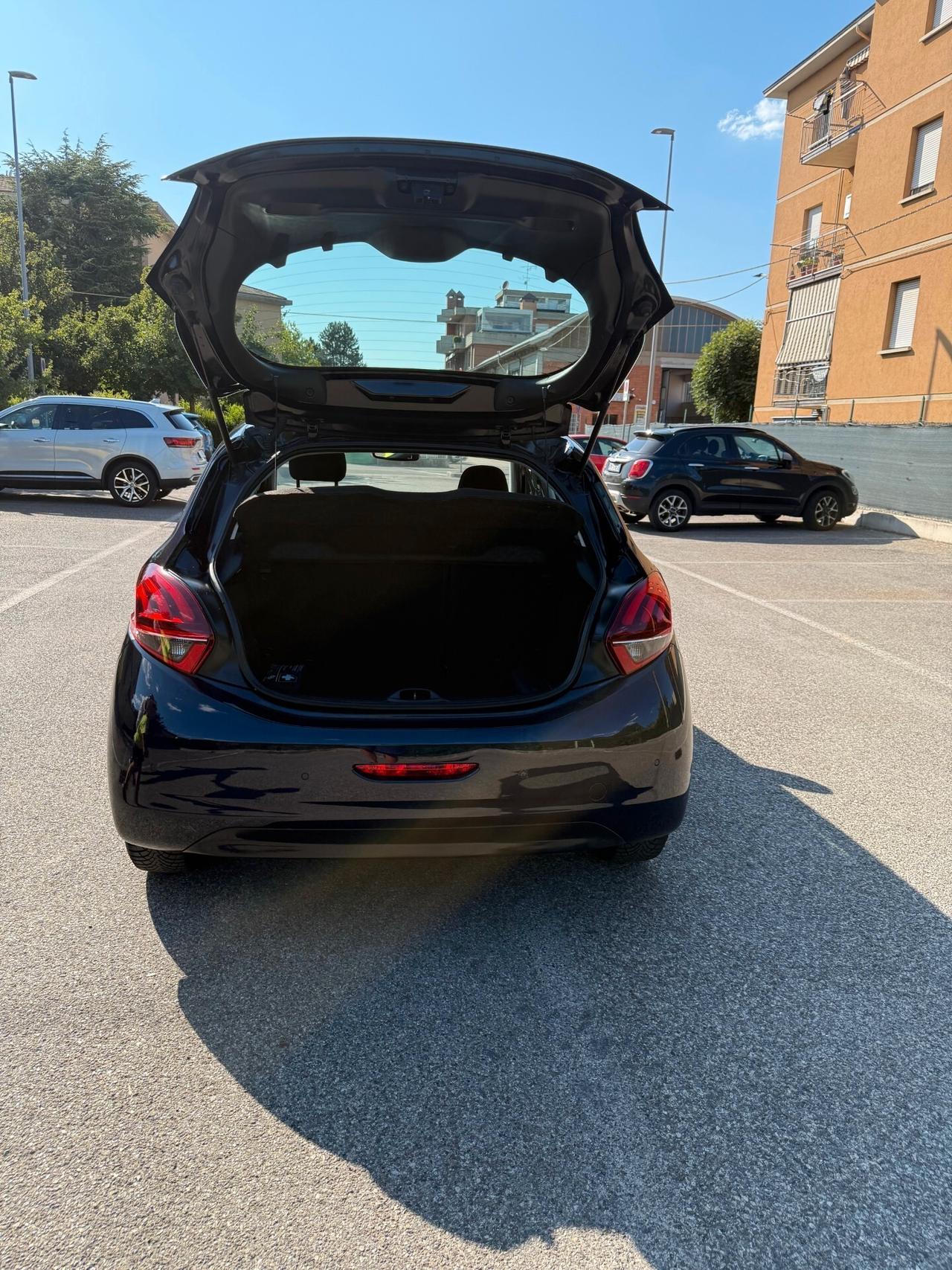 Peugeot 208 1.2 - NAV. - NEOPATENTATI - 12 MESI DI GARANZIA -