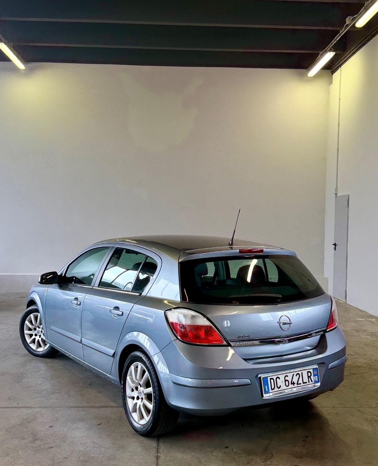 Opel Astra 1.6 16V Twinport 5 porte Cosmo