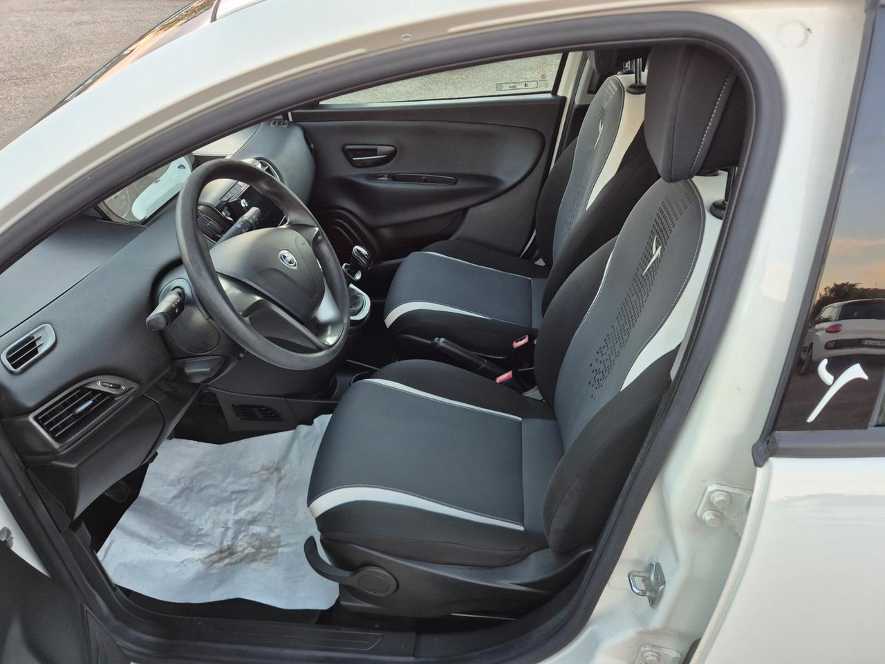 Lancia Ypsilon 1.2 69 CV 5 porte Elefantino