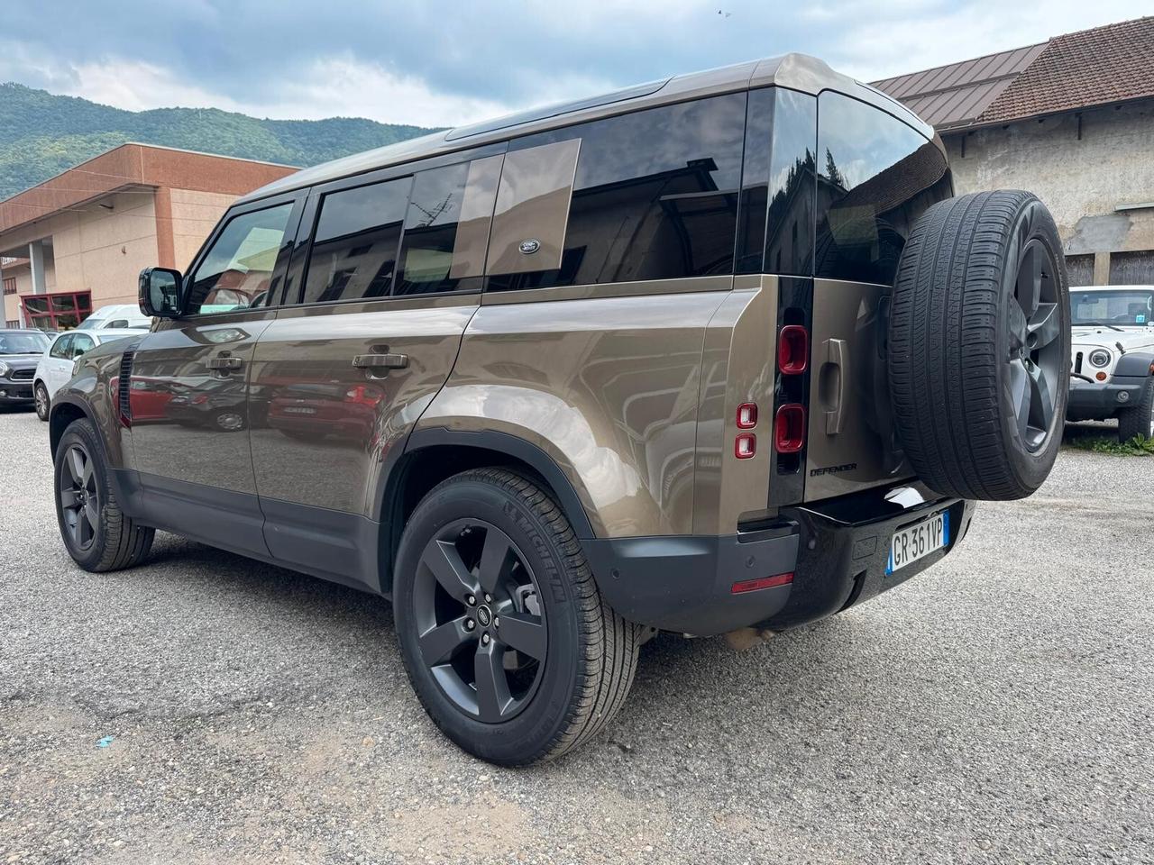 Land Rover Defender 110 3.0D I6 300 CV AWD Auto HSE 7 posti