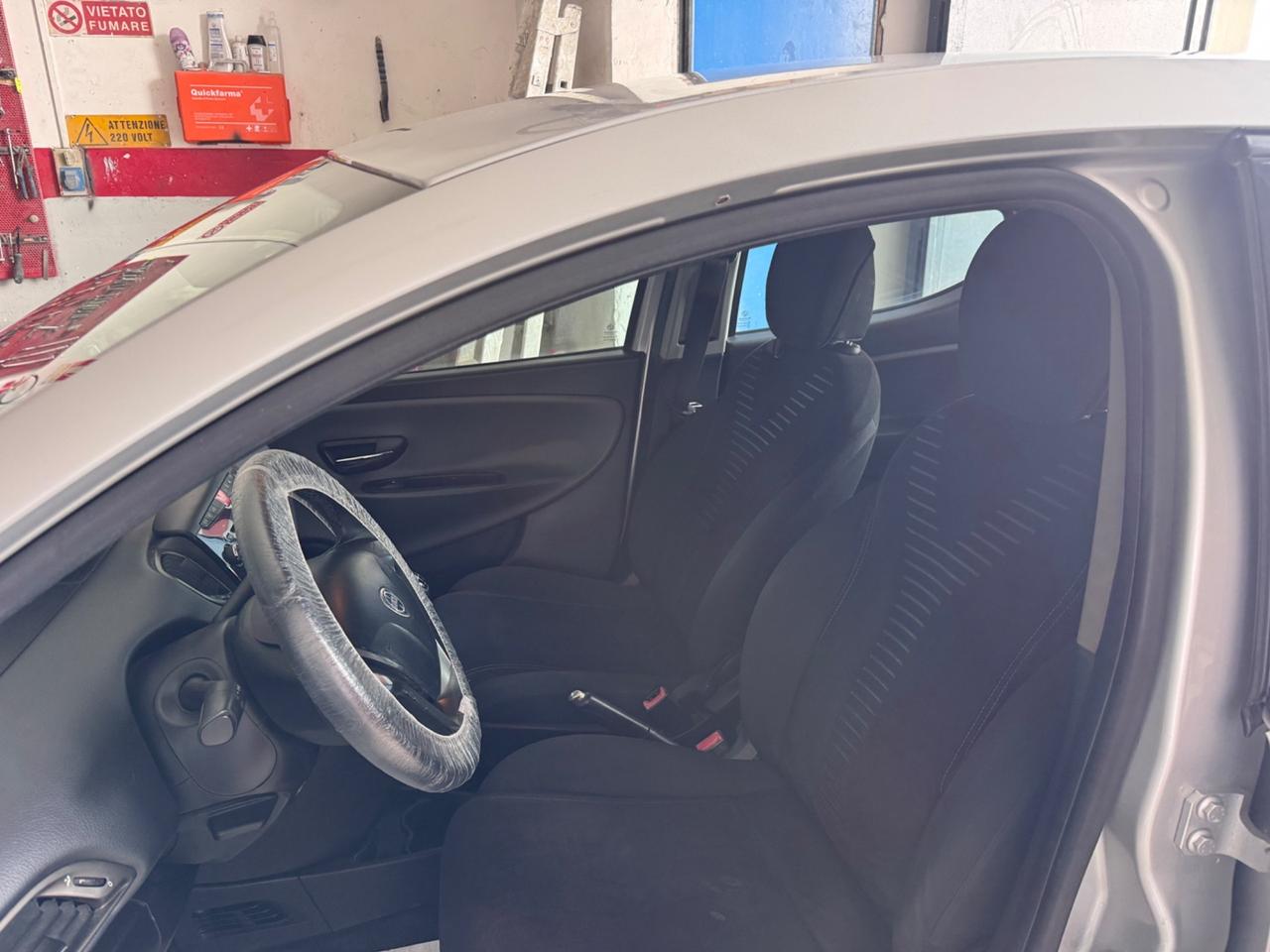 Lancia Ypsilon 1.2 69 CV 5 porte S&S Silver