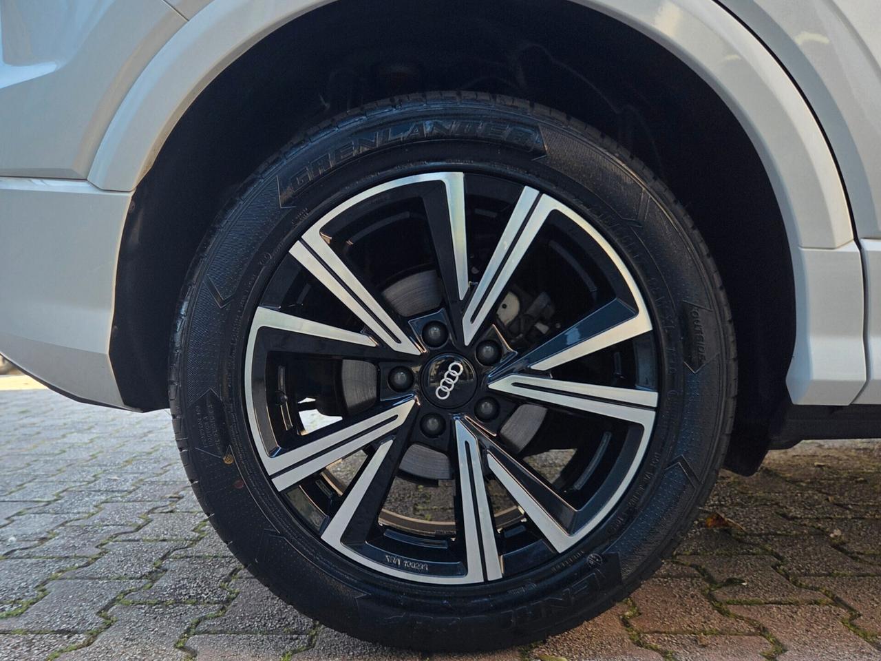 Audi Q2 30 TDI IDENTITY BLACK