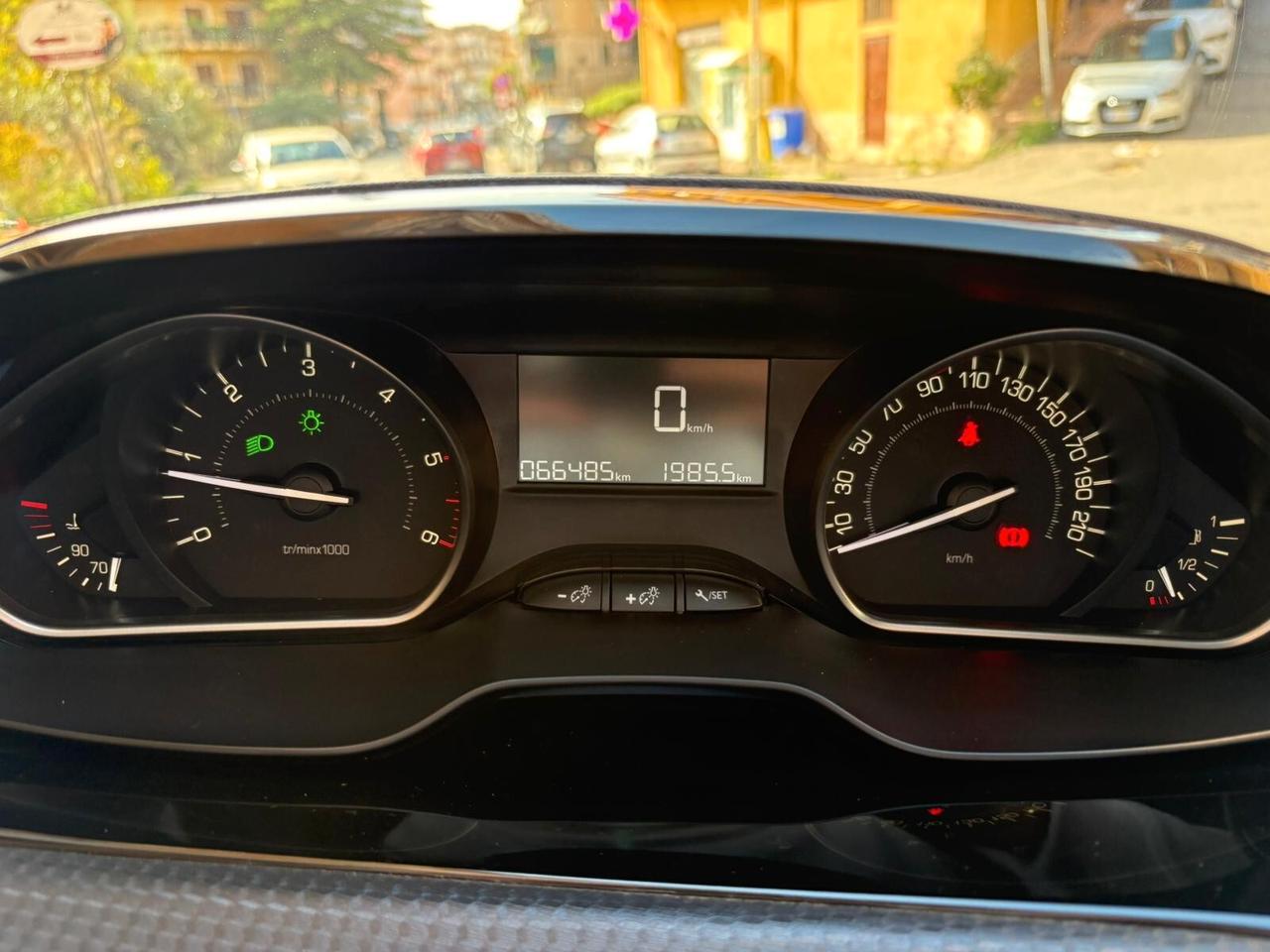 Peugeot 2008 BlueHDi 100 S&S Signature