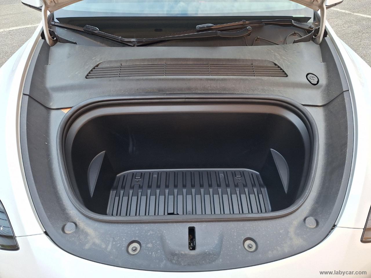 TESLA Model Y STANDARD RANGE RWD TETTO