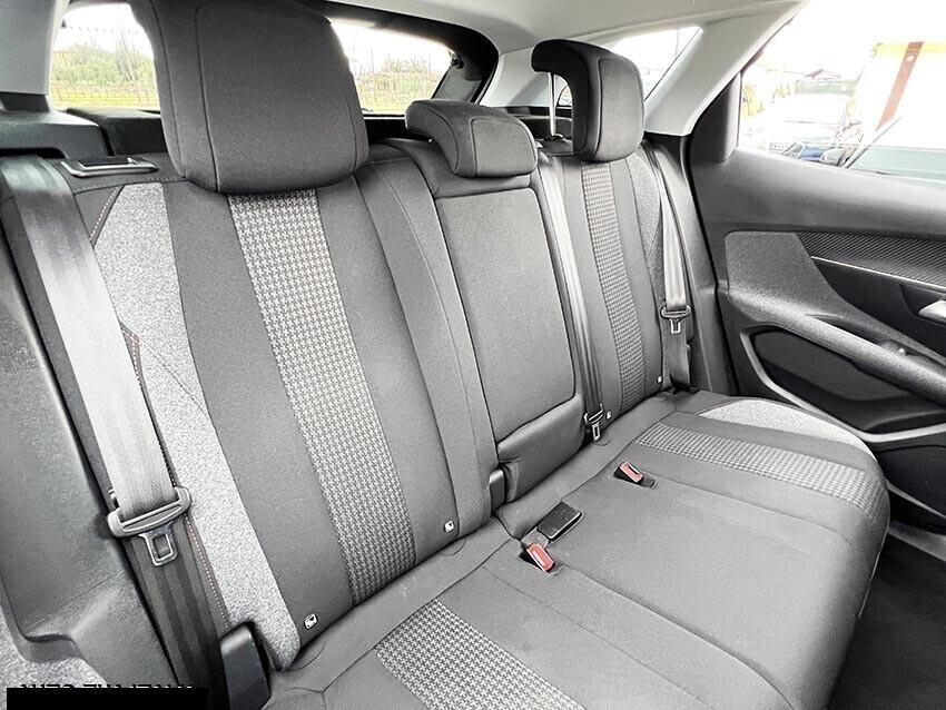 PEUGEOT 3008 1.2 benzina NAVI-AUTOMATICA