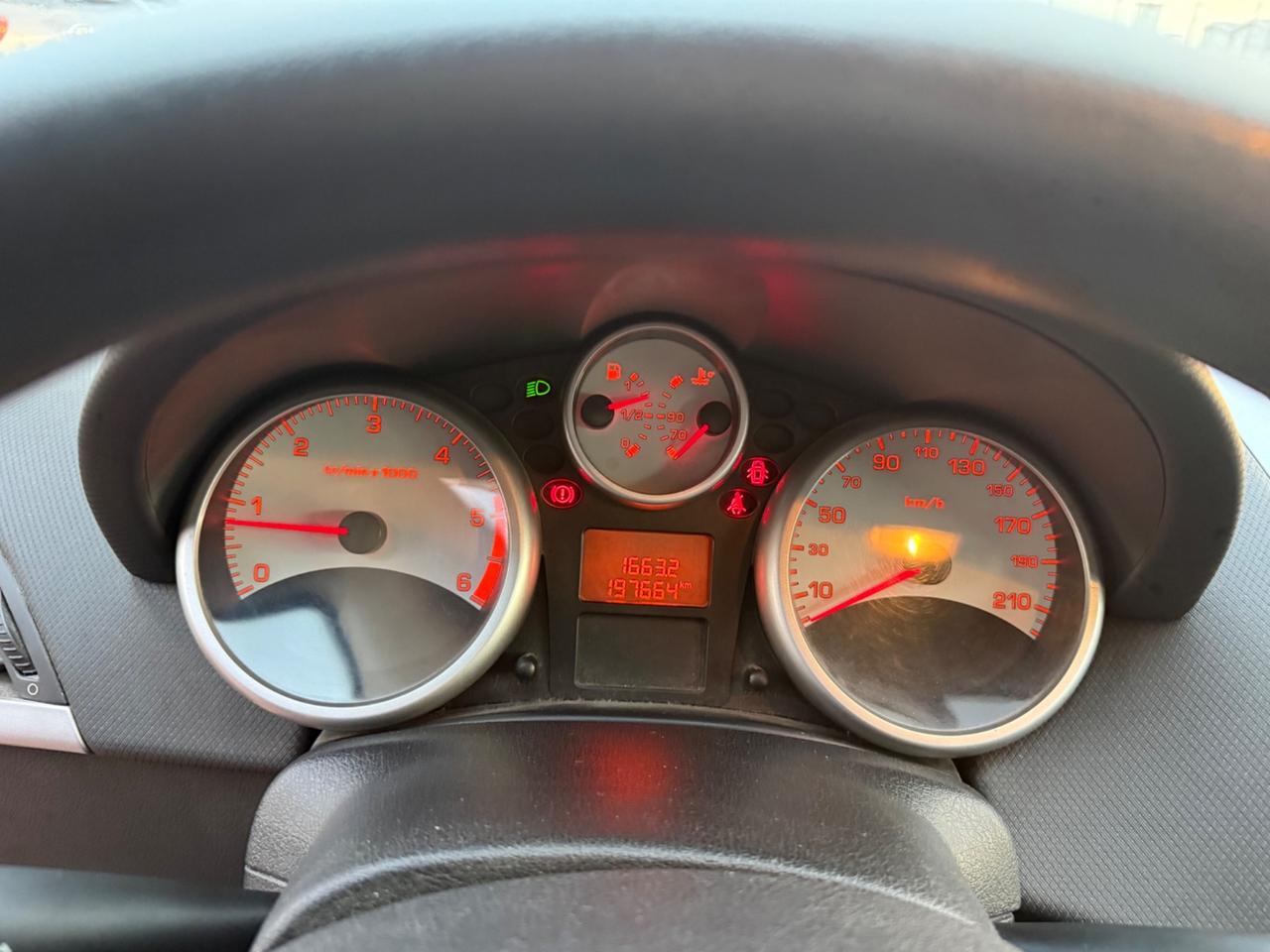 Peugeot 207 1.4 HDi 70CV - NEOPATENTATI