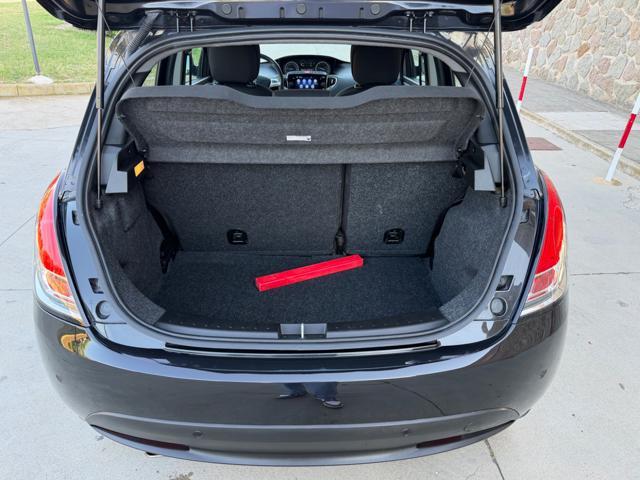 LANCIA Ypsilon HYBRID GOLD+NAVI+SENSORI+5POSTI+LED