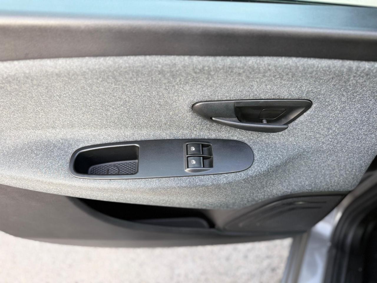 Lancia Ypsilon 1.0 FireFly S&S Hybrid Ecochic Silver
