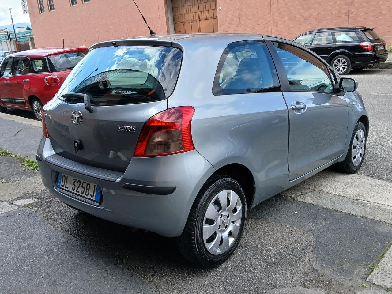 TOYOTA Yaris 1.0 3p.