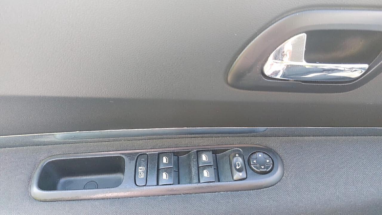 Peugeot 5008 1.6 Diesel 7 Posti Neopatentati