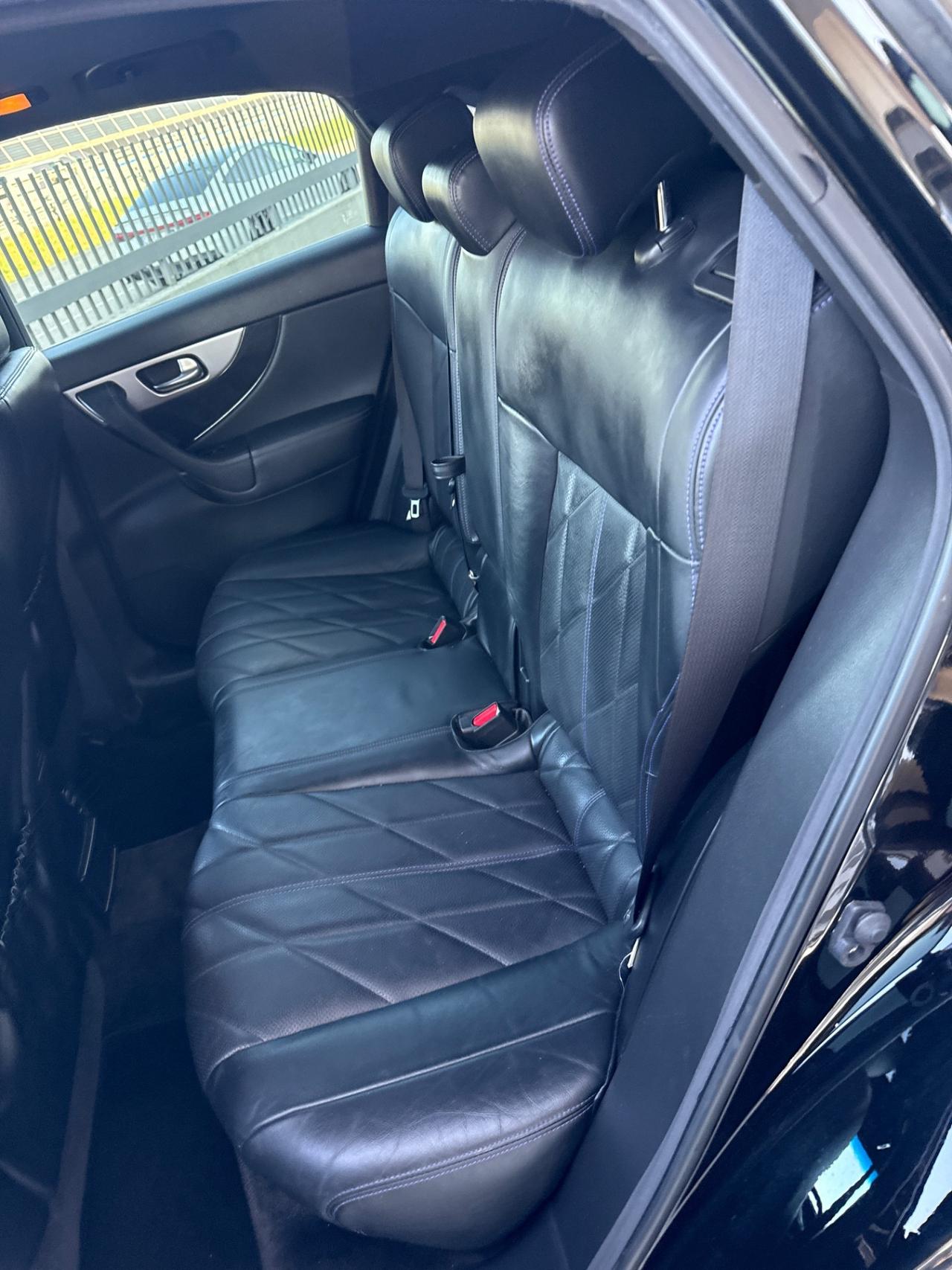 Infiniti QX70 3.0 diesel V6 AT S Design