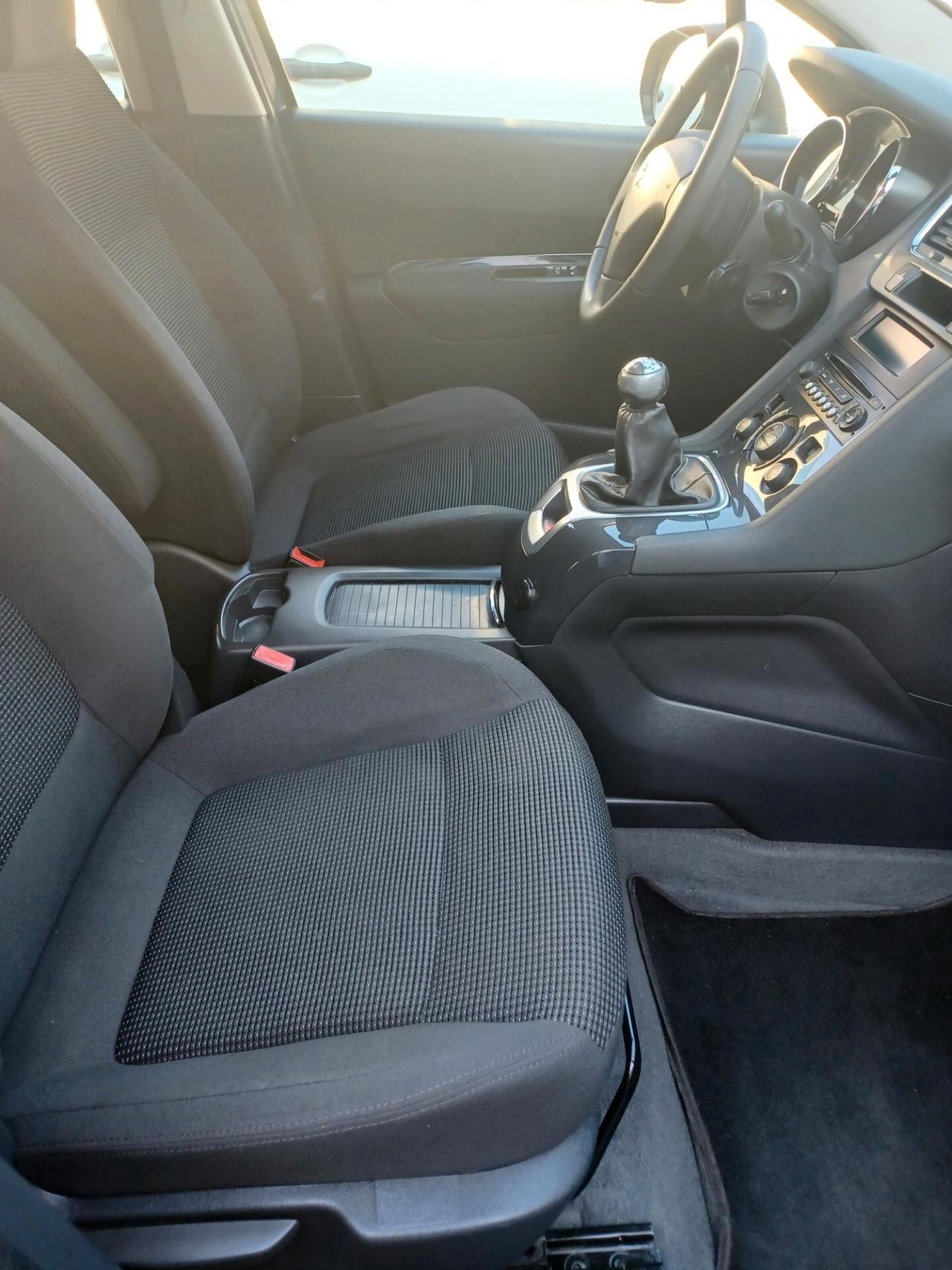 Peugeot 5008 1.6 HDi 115CV Allure 7 POSTI