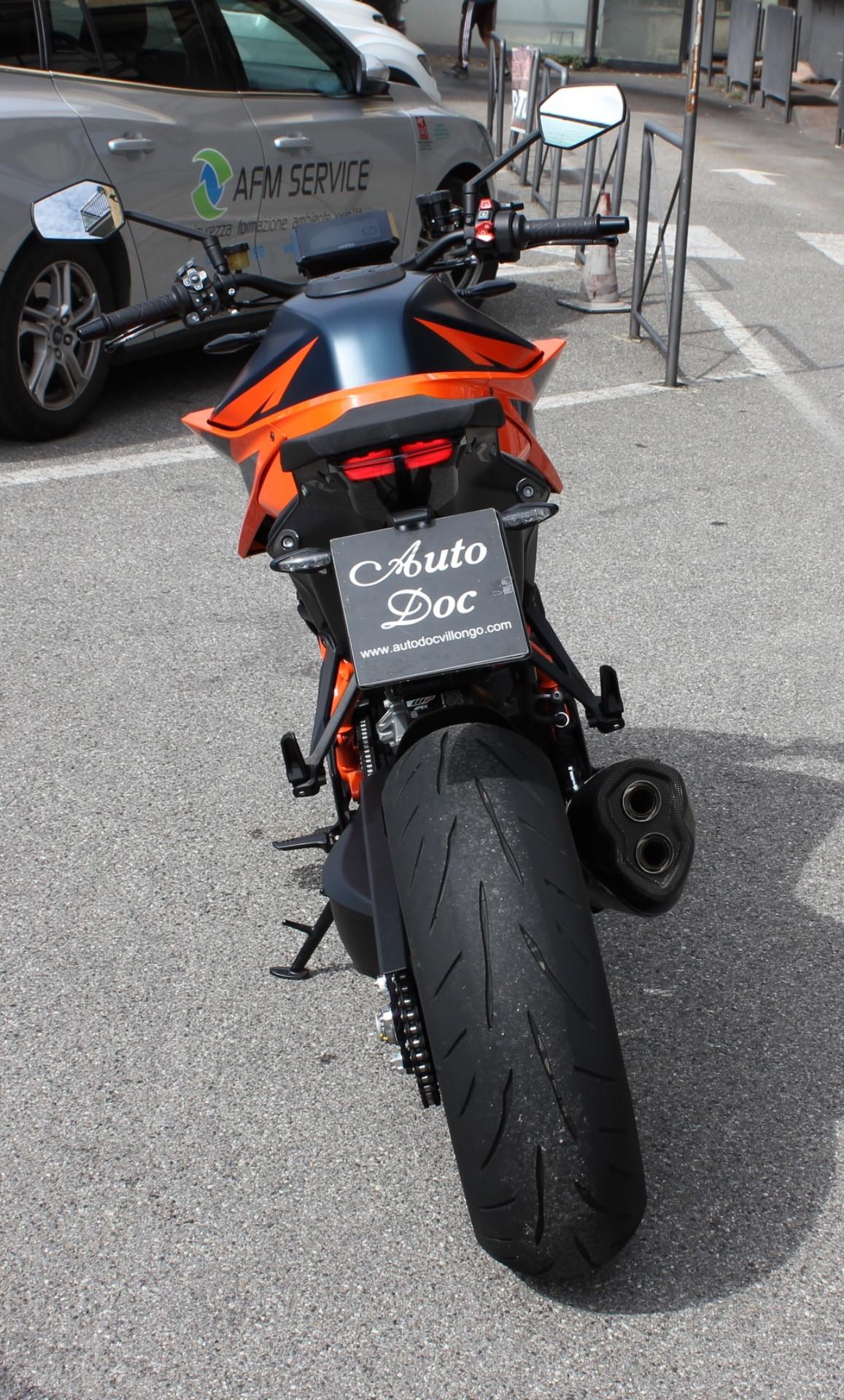 KTM 1290 SUPER DUKE R PARI AL NUOVO TERMINALE AKRAPOVIC