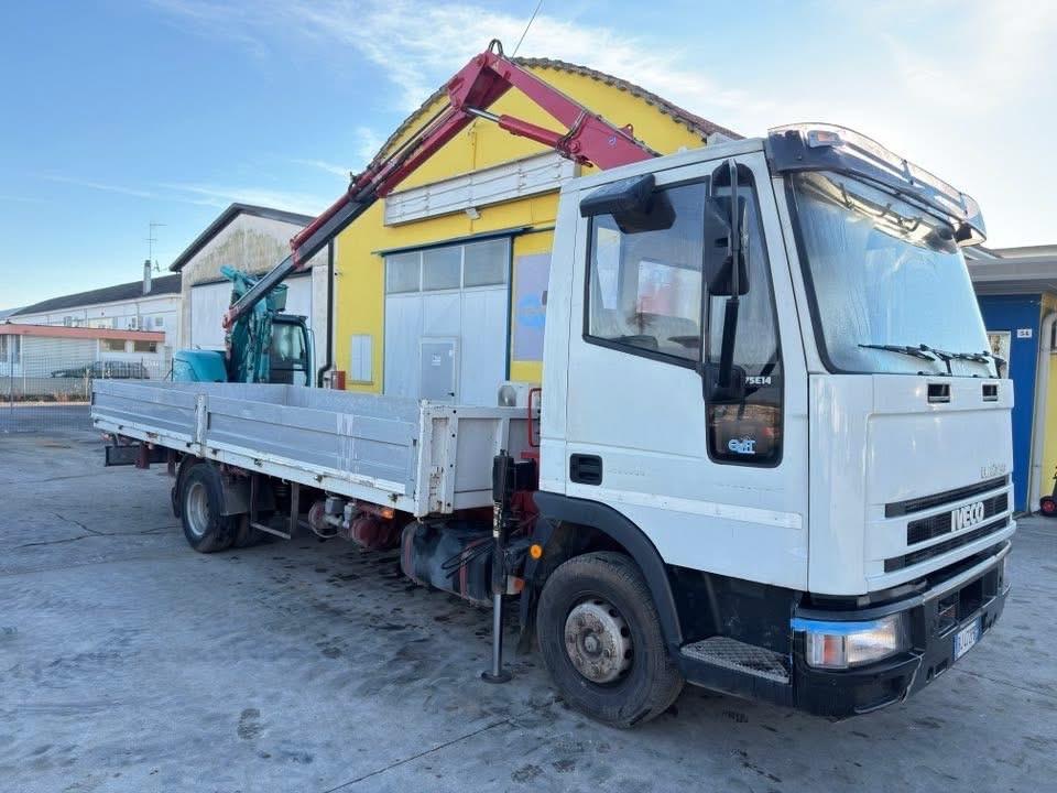 Autocarro IVECO 75E14 con gru Amco Veba 704/2S