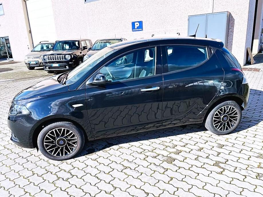Lancia Ypsilon 1.0 FireFly 5 porte S&S Hybrid Platino