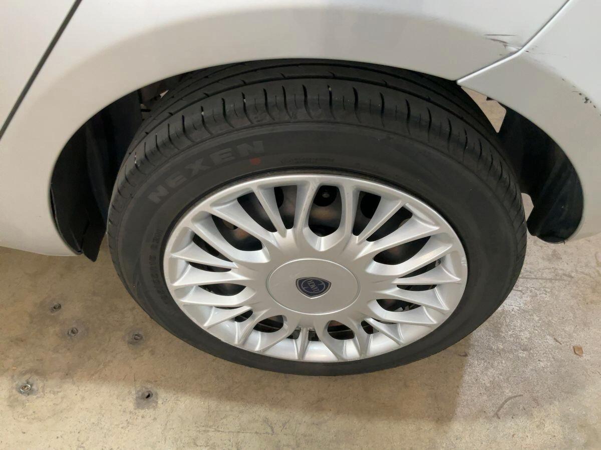 Lancia Ypsilon 1.2 69 CV 5 porte Silver