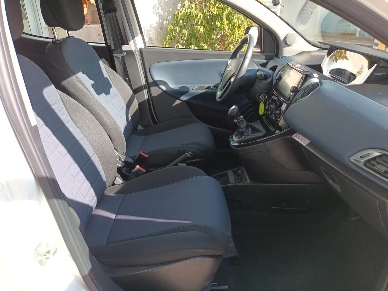 Lancia Ypsilon 1.0 PLATINO Hybrid 70 CV